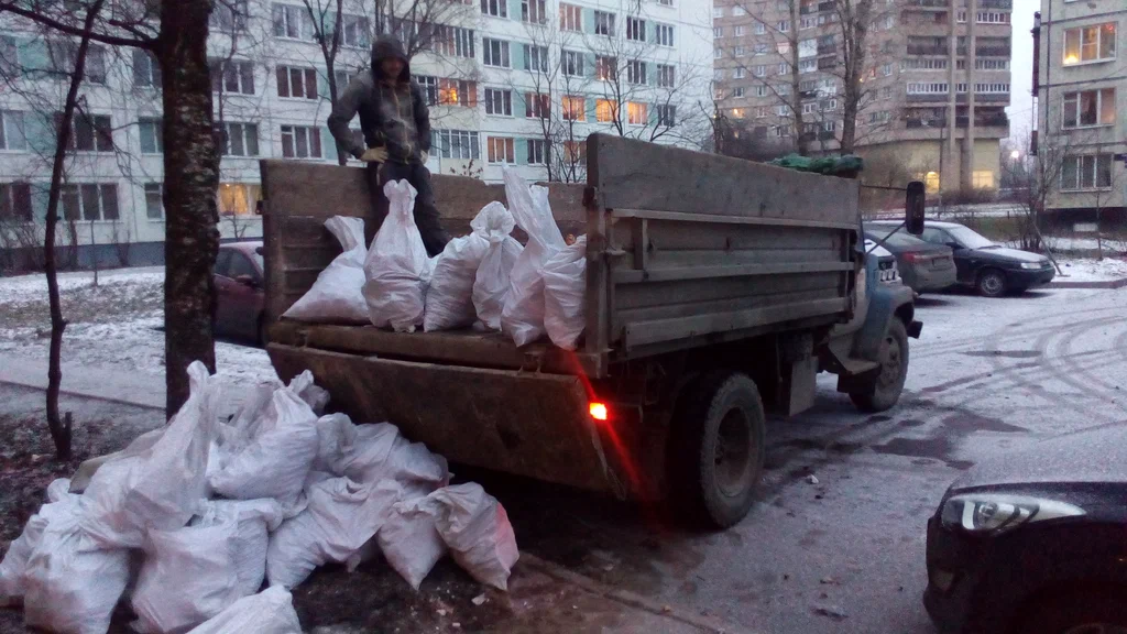 Вывоз мусора в мешках в Находке в октябре