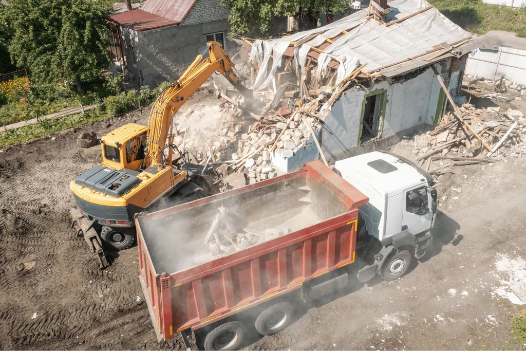 Вывоз мусора после сноса зданий с выездом в Находке в октябре