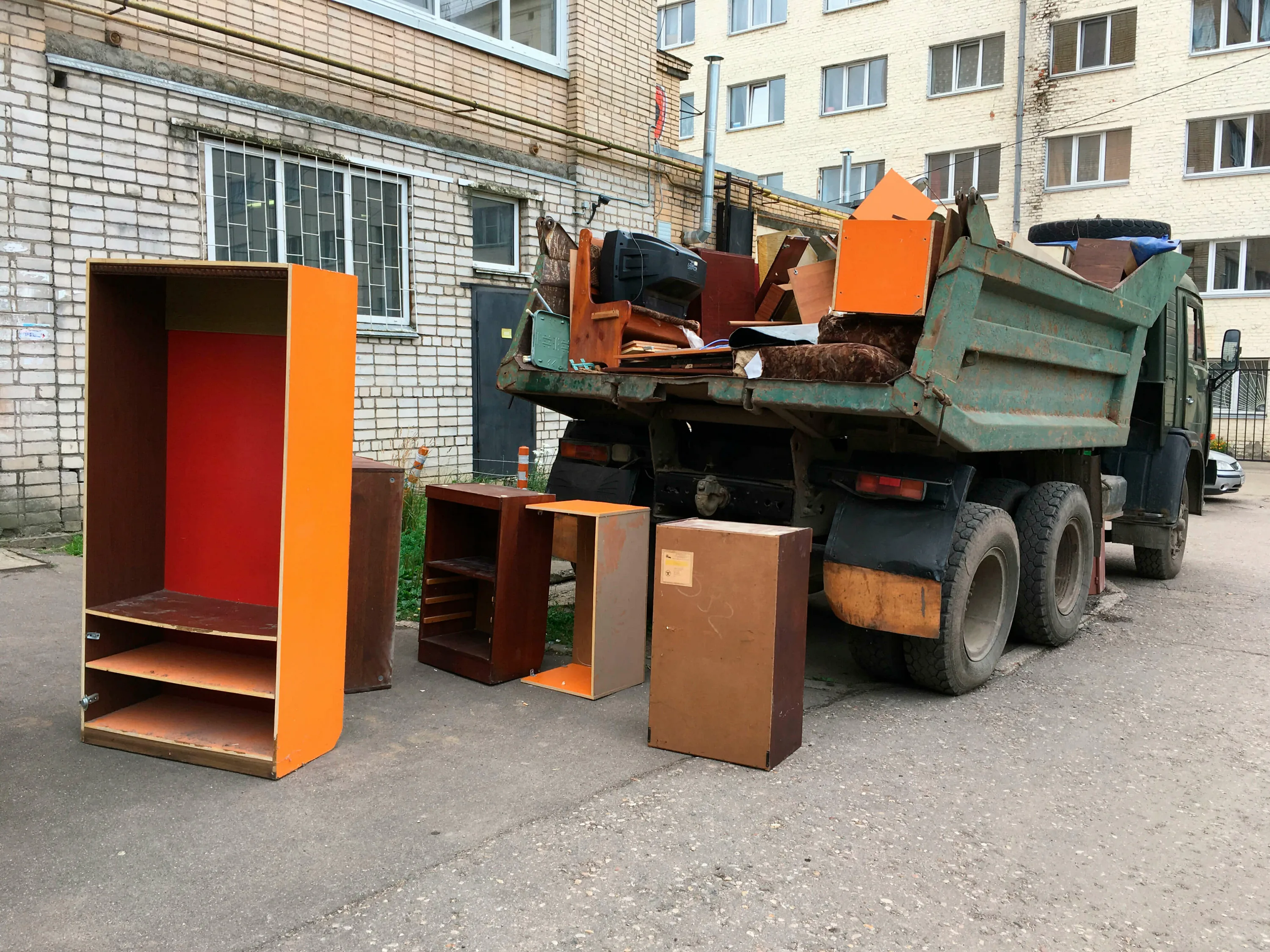 Утилизация старой мебели с вывозом и разбором в Находке в октябре