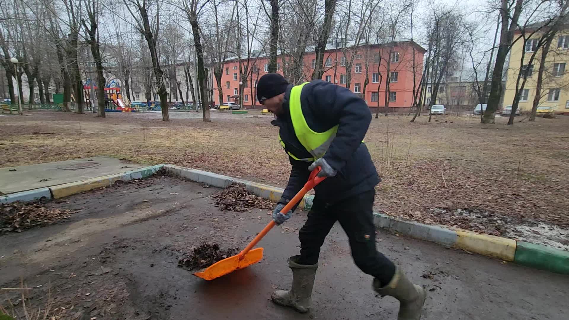 Уборка территорий в Находке в октябре
