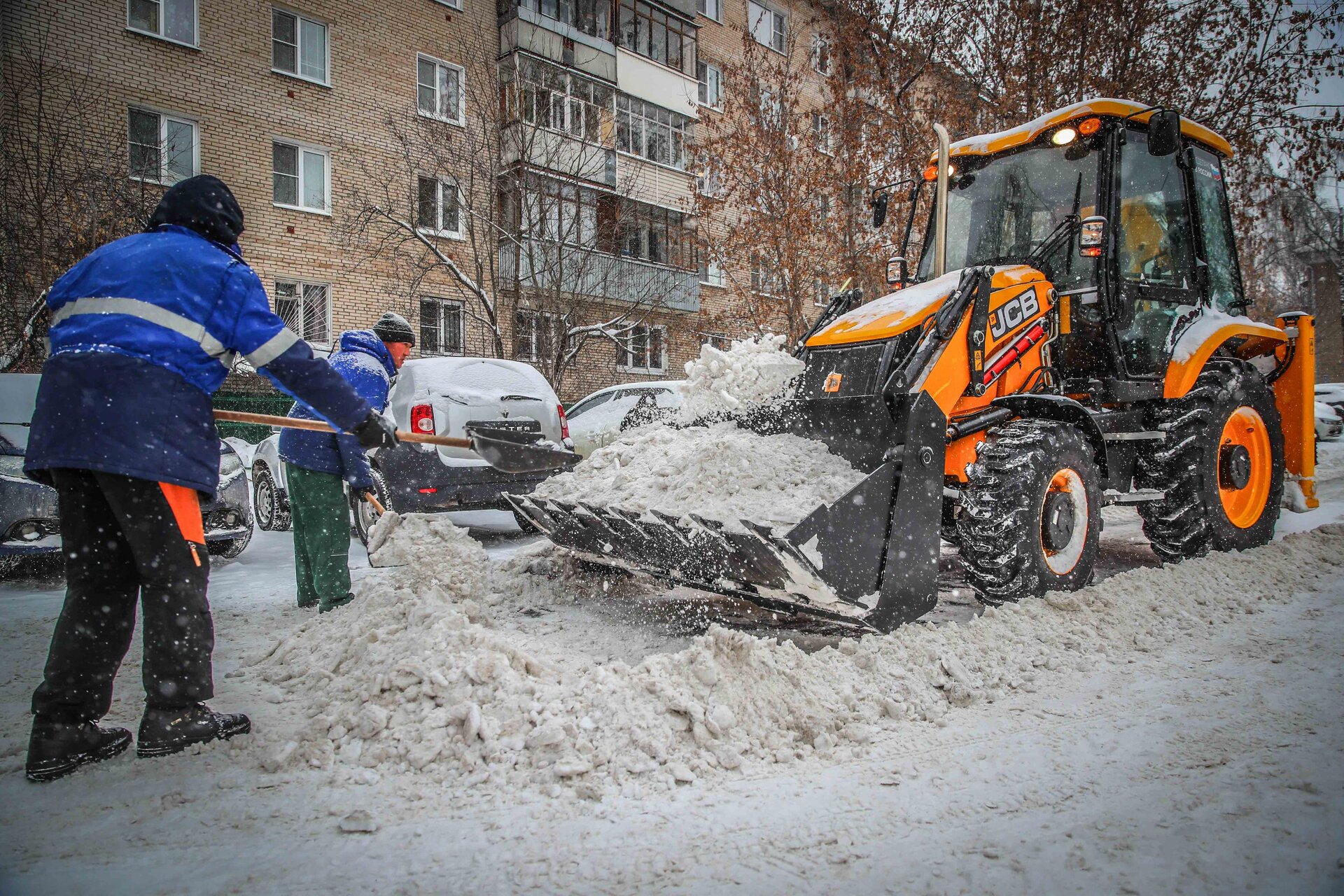 Очистка дворов от снега и наледи в Находке — уборка снега, трактор и ручная, цены от 516 руб. | ПроМусор
