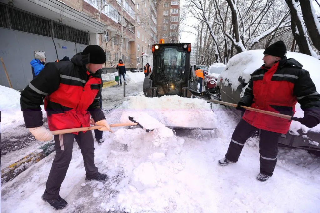 Очистка дворов от снега с гарантией результата в Находке в октябре